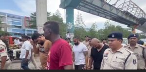 Read more about the article पत्रकारों के साथ मारपीट करने वाले बाउंसरों का पुलिस ने सिर मुंडवाकर निकाला जुलूस