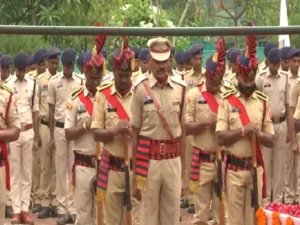 Read more about the article शहीद एएसपी आकाश को बेटे ने दी मुखाग्नि,पत्नी ने रोते हुए किया सैल्यूट