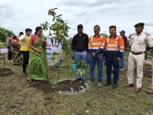 Read more about the article हरेली तिहार के अवसर पर अंबुजा सीमेंट्स का ‘एक पेड़ माँ के नाम’ अभियान