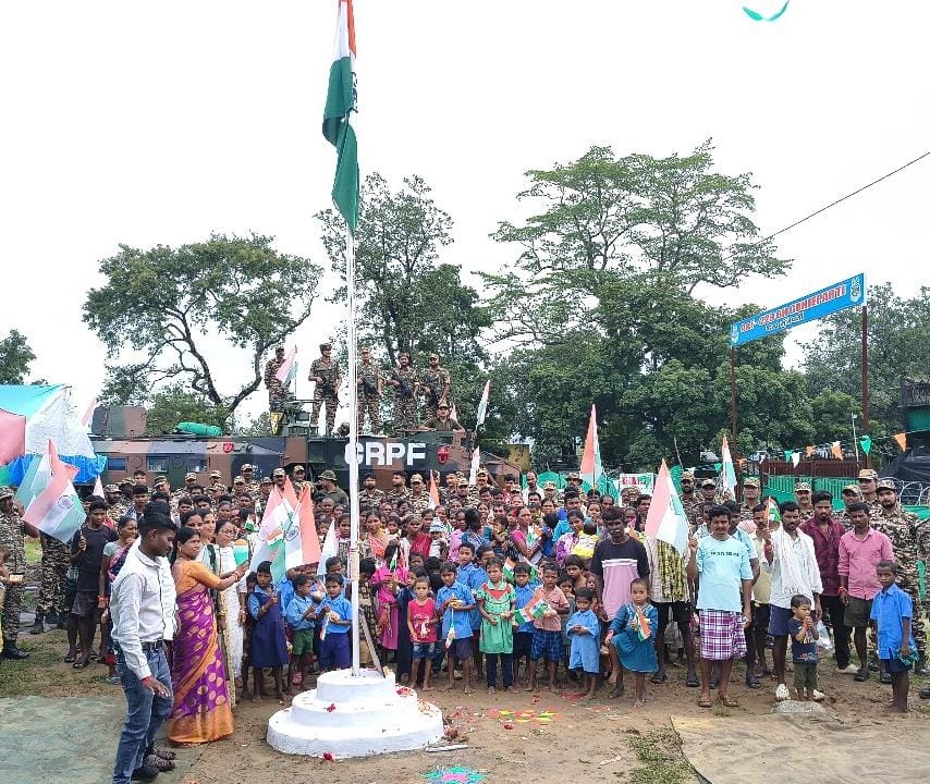 You are currently viewing आज़ादी के पश्चात प्रथम बार बस्तर के 29 गांवों में शान से  हुआ तिरंगा वंदन