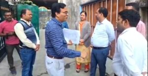 Read more about the article SIR प्रक्रिया में गति लाने रायपुर कलेक्टर डॉ. गौरव सिंह भी उतरे ग्राउंड पर