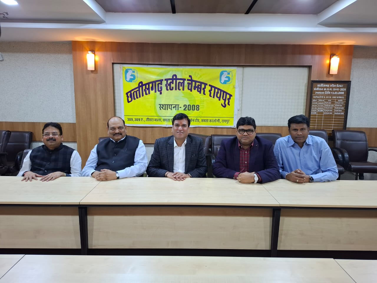 You are currently viewing छग स्टील चैम्बर के चुनाव में सर्वसम्मति से मनोज अग्रवाल अध्यक्ष और कार्यकारी अध्यक्ष डॉ मनीष मंडल नियुक्त