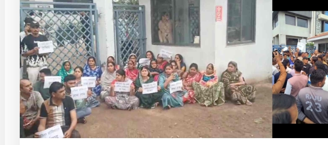 निजी अस्पताल में मरीज की मौत के बाद परिजनों का प्रदर्शन, लापरवाही और अवैध वसूली के आरोप