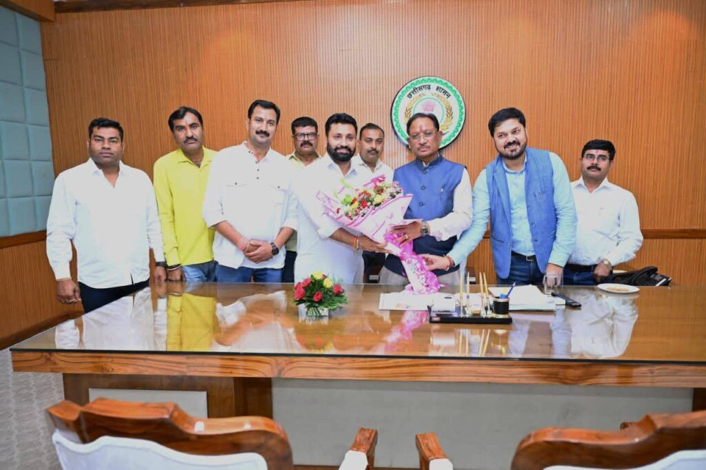 सीएम के आश्वासन से खत्म हुआ सिलतरा का आंदोलन, परिवहन संघ ने वापस लिया धरना